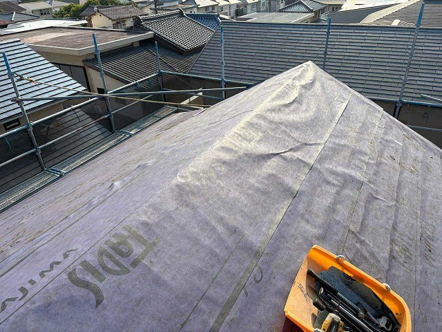 防水シート敷き込み